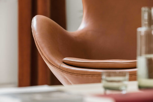 Egg Chair in sierlijk Grace-walnoot leder van Arne Jacobsen voor Fritz Hansen