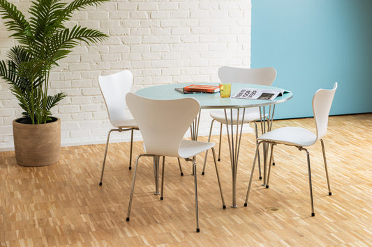 Supercircular table in blue-green by Hein-Mathsson with butterfly chairs by Jacobsen - Fritz Hansen