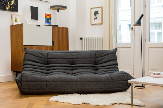 Togo trois places en jean gris foncé par Michel Ducaroy pour Ligne Roset
